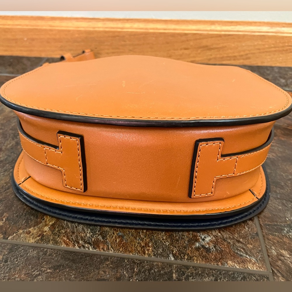 Tory Burch smooth leather crossbody minimalist saddle bag purse camello color - Picture 14 of 16